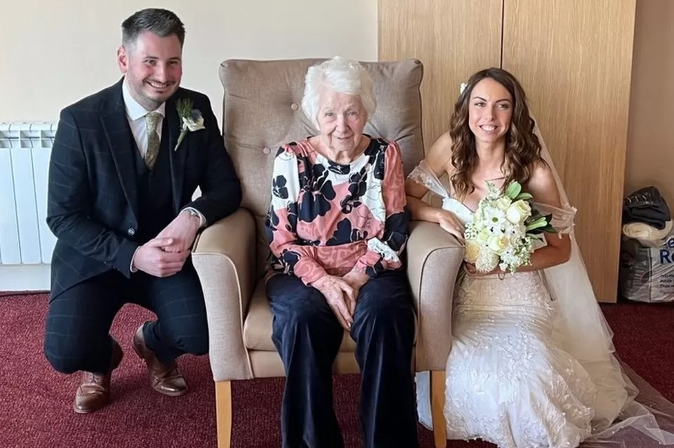 Newlyweds Recreate Wedding For Gran With Dementia